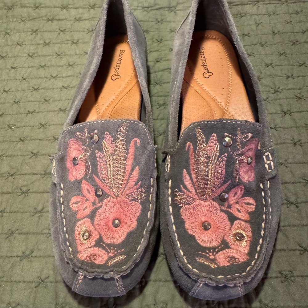FINAL 🎈 BareTraps‎ Embroidered Suede Slip Ons
